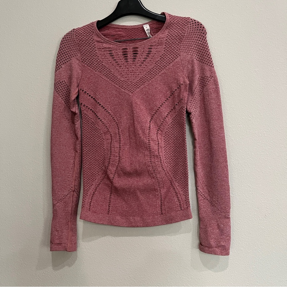 Alo Yoga Lark Seamless Laser Cut Mesh Top Sz medium Long Sleeve Rosewood Stretch